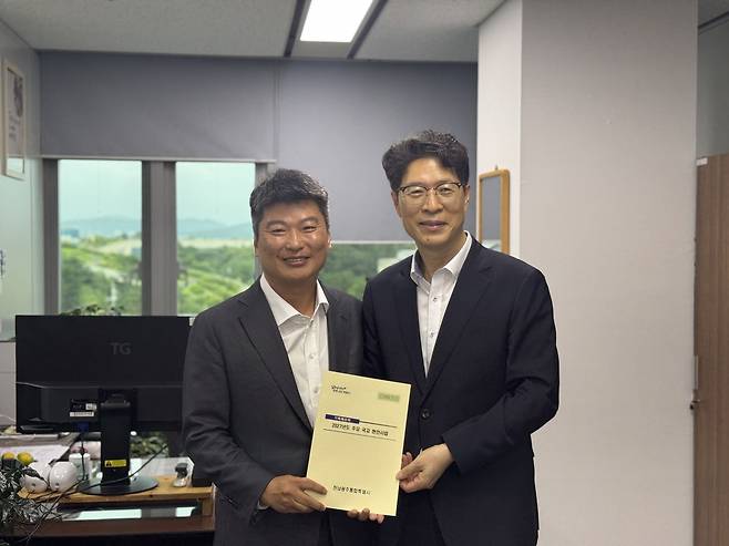 기재부 방문한 황기연 행정부시장(오른쪽) [전남광주통합특별시 제공.재판매 및 DB금지]