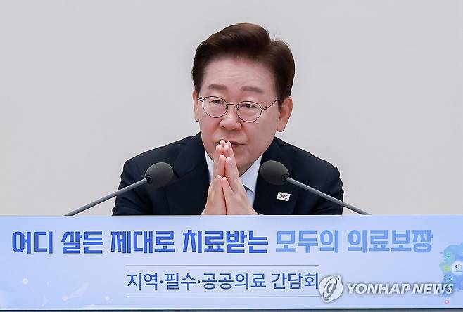 지역필수공공의료 간담회, 발언하는 이재명 대통령 (서울=연합뉴스) 한상균 기자 = 이재명 대통령이 22일 청와대에서 열린 지역·필수·공공의료 간담회에서 발언하고 있다. 2026.7.22 xyz@yna.co.kr