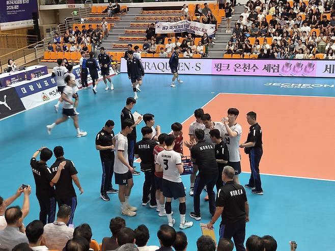 이사나예 라미레스 감독의 지도 모습 (제천=연합뉴스) 김동한 기자 = 22일 충북 제천체육관에서 열린 브라질과의 평가전 도중 한국 남자 배구대표팀을 이끄는 이사나예 라미레스 감독이 선수들을 지도하고 있다. 2026.7.22 moved@yna.co.kr