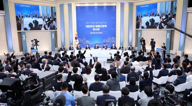 23일 이재명 대통령 주재로 서울 여의도 KBS 별관에서 열린 부동산정책 국민 대토론회에서 참석자들이 발언권을 요청하고 있다. 연합뉴스