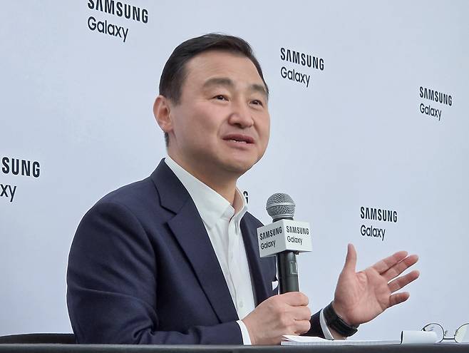 22일(현지시각) 영국 런던에서 노태문 삼성전자 대표이사 겸 MX사업부장이 '갤럭시 언팩 2026' 행사 직후 국내 기자간담회에서 답변하고 있다./사진=삼성전자
