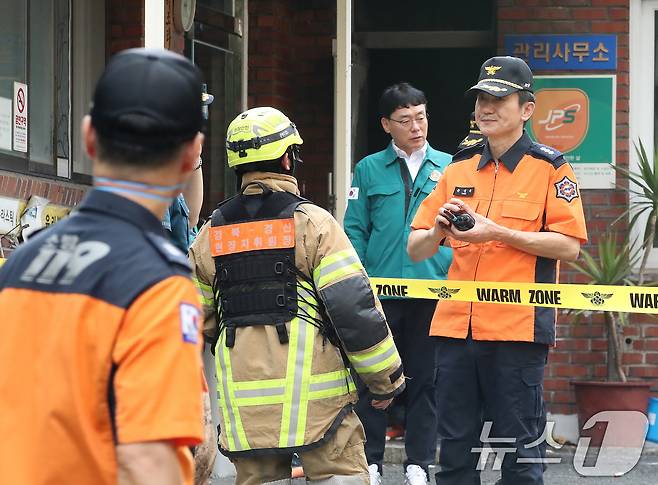 23일 오전 경북 경산시 사동의 한 아파트 관리실에서 폭발과 함께 불이 나 8명이 화상을 입어 병원으로 이송됐다. 경찰과 소방당국이 현장을 통제하고 있다. 2026.7.23 ⓒ 뉴스1 공정식 기자