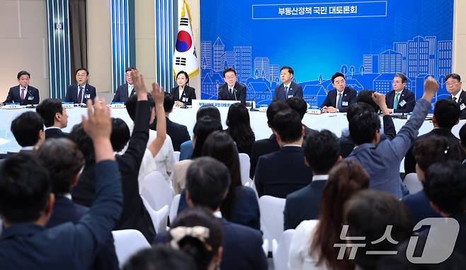 이재명 대통령이 23일 서울 여의도 KBS 별관에서 열린 부동산정책 국민 대토론회에서 발언권을 요청하는 참석자들을 바라보고 있다. 2026.7.23 ⓒ 뉴스1 허경 기자
