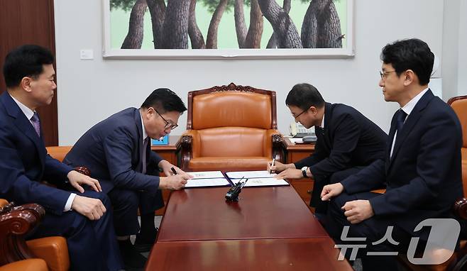 한병도 더불어민주당 대표 직무대행 겸 원내대표와 정점식 국민의힘 원내대표가 지난 21일 서울 여의도 국회 운영위원장실에서 제9회 전국동시지방선거 투표용지 부족 사태 등 선거관리 부실 사태의 진상규명을 위한 특별검사의 임명 등에 관한 법률안 합의문에 서명하고 있다. 왼쪽부터 김승수 국민의힘 원내수석부대표, 정 원내대표, 한 직무대행, 천준호 더불어민주당 원내운영수석부대표. (공동취재) 2026.7.21 ⓒ 뉴스1 신웅수 기자