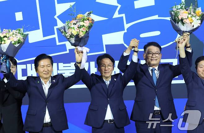 더불어민주당 8·17 전당대회 당대표 본경선에 진출한 정청래(왼쪽부터), 김민석, 송영길 후보가 23일 오후 서울 여의도 국회 의원회관에서 열린 당대표·최고위원 선출을 위한 예비경선 결과발표에서 기념촬영을 하고 있다. 2026.7.23 ⓒ 뉴스1 황기선 기자