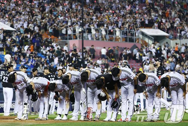 16일 오후 서울 송파구 잠실야구장에서 열린 '2026 신한SOL KBO리그' LG 트윈스와 KT 위즈의 경기에서 4대 3으로 패배한 LG 선수들이 팬들을 향해 인사하고 있다. 2026.7.16 ⓒ 뉴스1 김민지 기자