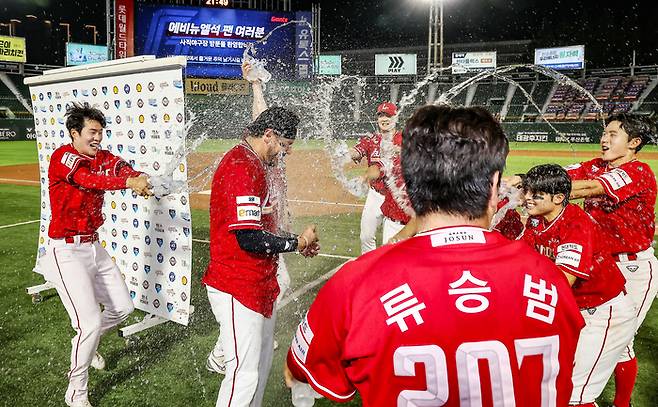 SSG 마드리스가 22일 부산 사직구장에서 열린 2026 KBO리그 정규시즌 롯데전 승리 후 동료들의 축하를 받고 있다. 사진 | SSG 랜더스