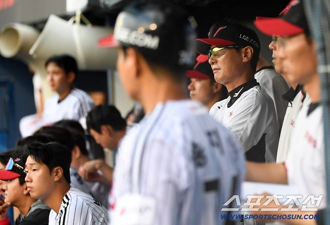 22일 잠실구장에서 열린 LG와 NC의 경기. LG 염경엽 감독이 경기를 지켜보고 있다. 잠실=박재만 기자 pjm@sportschosun.com/2026.07.22/