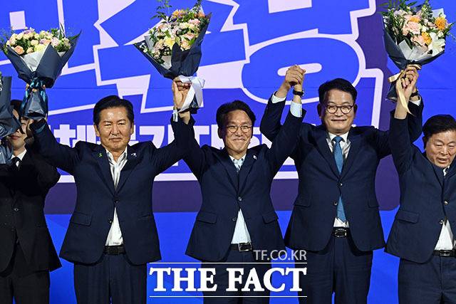 더불어민주당 8·17 전당대회 당대표 본경선에 진출한 정청래·김민석·송영길 후보(왼쪽부터)가 23일 오후 서울 여의도 국회 의원회관에서 열린 당대표·최고위원 선출을 위한 예비경선 결과발표에서 기념 촬영을 하고 있다. /국회=서예원 기자