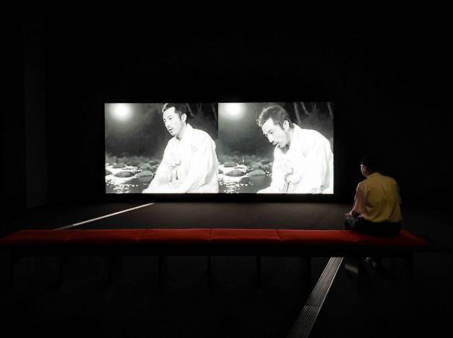 23일 서울 종로구 국립현대미술관에서 열린 올해의 작가상 2026 기자간담회에서 참석자들이 전시작품을 살펴보고 있다. 연합뉴스
