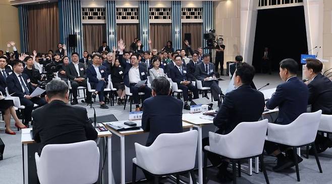23일 이재명 대통령 주재로 서울 여의도 KBS 별관에서 열린 부동산정책 국민 대토론회에서 참석자들이 발언권을 요청하고 있다. 연합뉴스