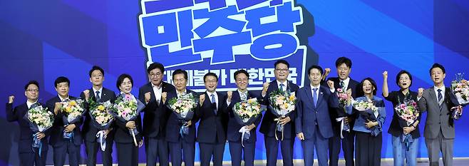 한병도 더불어민주당 대표 직무대행 겸 원내대표가 23일 여의도 국회의원회관에서 열린 당대표·최고위원 선출을 위한 예비경선 결과발표에서 본선경에 진출한 당대표·최고위원들과 기념촬영하고 있다.  왼쪽부터 박선원, 이성윤, 한민수, 최민희 최고위원 후보, 소병훈 중앙당 선거관리위원장인, 정청래 당대표 후보, 한병도 대표 직무대행 겸 원내대표, 김민석, 송영길 당대표 후보, 이학영 전국당원대회준비위원장인, 김용, 서미화, 임미애, 김영호 최고위원 후보. /뉴시스