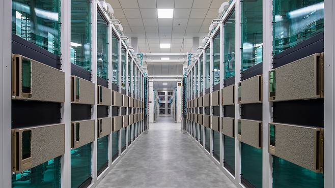 네이버의 AI 데이터센터 ‘각 세종’ 내부 서버실./네이버 제공