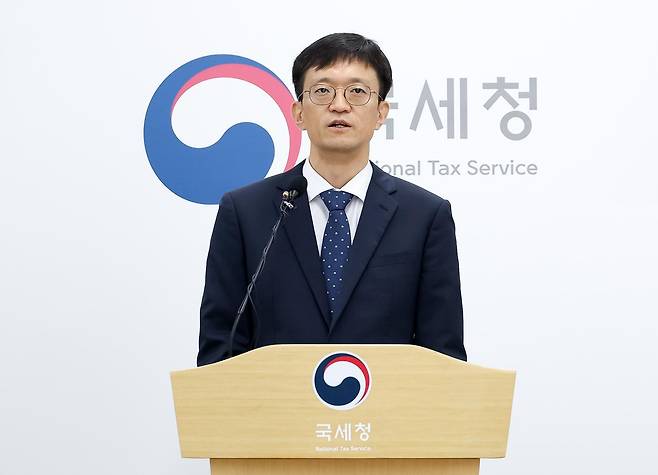 강종훈 국세청 징세법무국장이 23일 정부세종청사 국세청 기자실에서 체납자 은닉 재산에 대한 국세청과 관세청의 합동 수색 성과를 발표하고 있다. 국세청 제공