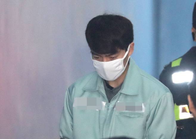 【서울=뉴시스】 무면허로 음주운전과 뺑소니 사고 혐의로 기소된 배우 손승원이 11일 오전 선고 공판을 위해 서울 서초구 서울중앙지법으로 들어가고 있다.