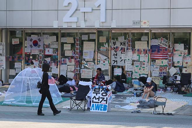18일 오전 서울 송파구 올림픽공원 핸드볼 경기장 앞에서 6.3 지방선거 투표용지 부족 사태에 따른 시위가 이어지고 있다.