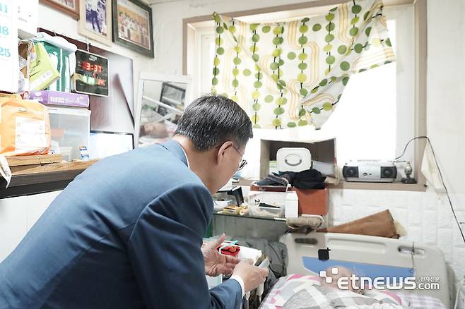 성남시가 '내집 생애말기 케어 사업' 추진을 본격화한 가운데, 신상진 시장이 대상 어르신 자택을 방문해 건강 상태를 살피고 격려했다. 성남시 제공.
