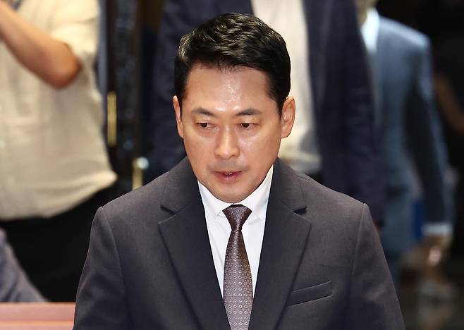 장동혁 국민의힘 대표가 21일 오후 서울 여의도 국회 예결위회의장에서 열린 의원총회에 참석하고 있다. 뉴스1