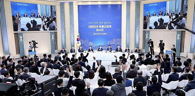 23일 이재명 대통령 주재로 서울 여의도 KBS 별관에서 열린 부동산정책 국민 대토론회에서 참석자들이 발언권을 요청하고 있다. 2026.7.23 [사진=연합뉴스]