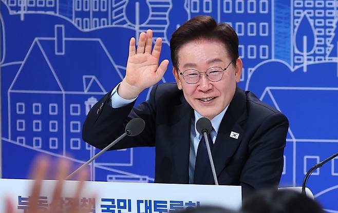 이재명 대통령이 23일 서울 여의도 KBS 별관에서 열린 부동산정책 국민 대토론회에서 참석자들에게 의견을 묻고 있다. 2026.7.23 [사진=연합뉴스]