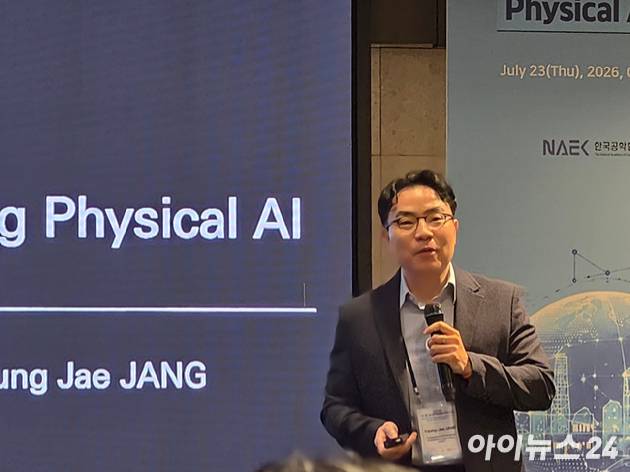장영재 카이스트 교수가 제조업 발전 단계에 대해 설명하고 있다. [사진=황세웅 기자]