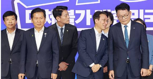 더불어민주당 당 대표 예비경선을 통과한 김민석·정청래·송영길 후보가 23일 국회 의원회관에서 기념 촬영을 준비하고 있다. 왼쪽부터 최고위원 본경선에 진출한 이성윤 후보, 정 후보, 최고위원 본경선에 진출한 한민수 후보, 김 후보와 송 후보. [사진=연합뉴스]