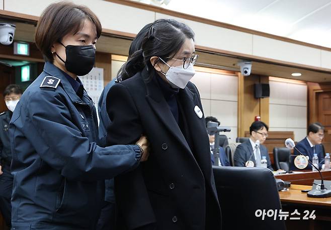 2025년 12월 3일 서울 서초구 서울중앙지방법원에서 주가조작과 통일교 청탁 등의 혐의를 받는 김건희 씨의 결심공판 진행된 가운데 김건희 여사가 법정으로 들어오고 있다. [사진=사진공동취재단]