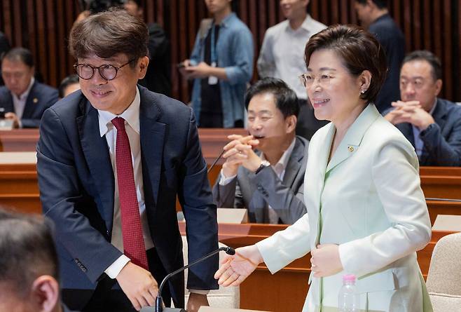 유의동 국민의힘 의원(왼쪽)이 23일 국회에서 22대 하반기 국회 상임위원장 후보 선출을 위해 열린 의원 총회에서 경선을 통해 국토교통위원회 위원장 후보로 결정된 뒤 마지막 까지 경쟁했던 김정재 의원과 악수하고 있다. 연합뉴스
