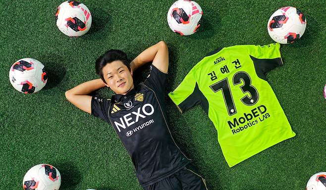 전북에서 등번호 73번을 단 김예건. 17세 이하 대표팀 시절 맞붙어본 리오 은구모하가 리버풀에서 달고 있는 번호와 같다. 장정필 객원기자