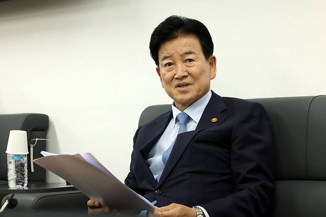 정동영 통일부 장관이 23일 서울 종로구 정부서울청사 통일부 기자실에서 열린 취임 1주년 기자간담회에서 발언하고 있다. 뉴스1