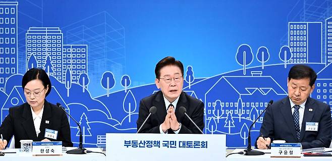 이재명 대통령이 23일 서울 여의도 KBS에서 열린 부동산정책 국민 대토론회에서 발언을 하고 있다. [청와대사진기자단]
