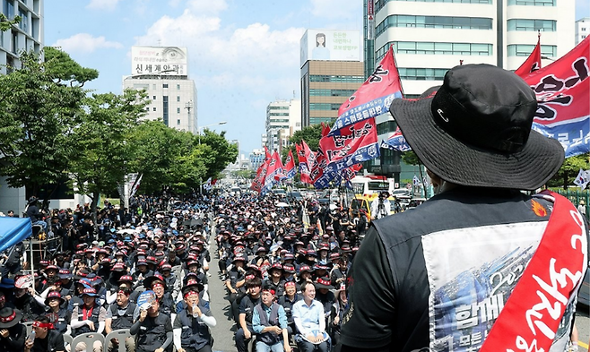 전국금속노동조합 울산지부 조합원들이 15일 오후 울산시청 남문 앞에서 총파업 대회를 진행하고 있다. 연합뉴스