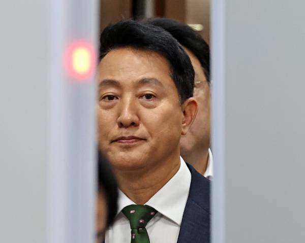 ▲2026년 7월 22일 정치 브로커 명태균씨로부터 여론조사 결과를 받아보고 후원자에게 비용을 대납하게 한 혐의로 기소된 오세훈 서울시장이 서울 서초구 서울중앙지법에서 열린 선고 공판을 마친 뒤 법정을 나서고있다. ⓒ연합뉴스