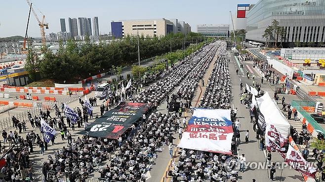 지난 4월 23일 경기도 평택시 삼성전자 평택캠퍼스 앞에서 열린 투쟁 결의대회에서 삼성전자 노동조합원들이 구호를 외치고 있다. [사진=공동취재]