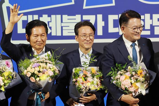 더불어민주당 대표 예비경선을 통과한 정청래·김민석·송영길 후보(왼쪽부터)가 23일 국회 의원회관에서 기념촬영하고 있다. 연합뉴스
