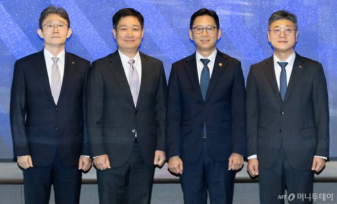 박윤영 KT 대표(왼쪽부터), 홍범식 LG유플러스 대표, 배경훈 부총리, 정재헌 SK텔레콤 대표가 23일 서울 중구 SKT타워에서 열린 이동통신 3사 CEO 간담회에서 기념촬영하고 있다. /사진 제공=공동취재단