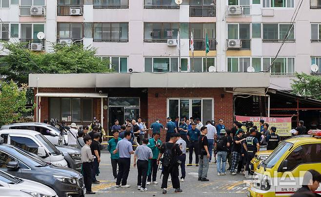 [경산=뉴시스] 이무열 기자 = 23일 오전 8시 29분께 경북 경산시 사동 한 아파트 관리사무소에서 폭발 추정 사고가 발생해 당국이 화재 현장을 살펴보고 있다. 2026.07.23. lmy@newsis.com