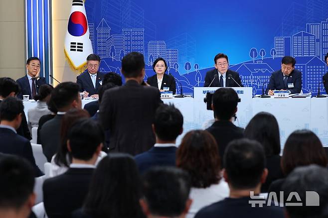 [서울=뉴시스] 김진아 기자 = 이재명 대통령이 23일 서울 여의도 KBS 별관에서 열린 부동산정책 국민 대토론회에서 참석자의 발언을 경청하고 있다. 왼쪽부터 김윤덕 국토교통부 장관, 윤호중 행정안전부 장관, 한성숙 국무총리, 이 대통령, 구윤철 부총리 겸 재정경제부장관. (청와대통신사진기자단) 2026.07.23. bluesoda@newsis.com
