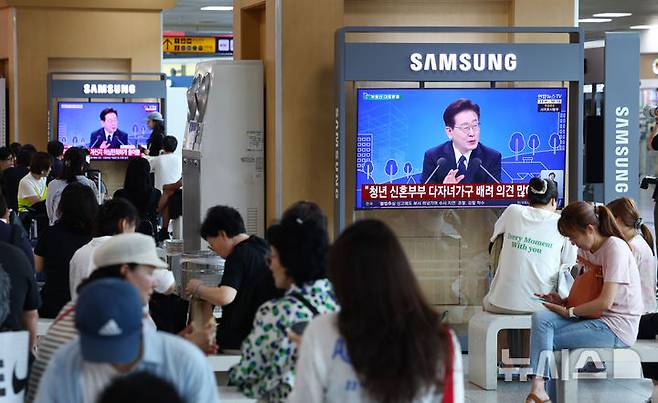 [서울=뉴시스] 전신 기자 = 23일 서울 용산구 서울역 대합실에서 시민들이 이재명 대통령이 주재하는 '부동산 정책 국민 대토론회' 생중계를 시청하고 있다. 2026.07.23. photo1006@newsis.com