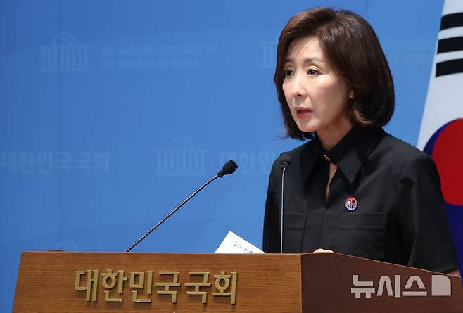 [서울=뉴시스] 최진석 기자 = 나경원 국민의힘 의원이 23일 서울 여의도 국회 소통관에서 오세훈 서울시장 1심 유죄 선고 관련 기자회견을 하고 있다.  2026.07.23. myjs@newsis.com