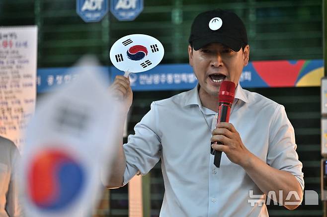 [전남광주=뉴시스] 이영주 기자 = 장동혁 국민의힘 당대표가 15일 오후 광주시선관위 앞에서 열린 보수 성향 단체 호남우파친구들의 선관위 개혁 집회에 참여해 구호를 외치고 있다. 2026.07.15. leeyj2578@newsis.com