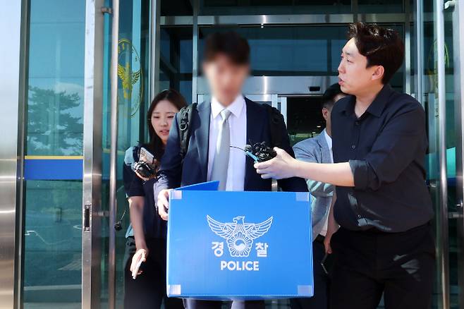 '장윤기 사건' 관련, 11일 오전 광주경찰청에서 경찰청 국가수사본부 특별수사팀이 압수수색을 마친 뒤 이동하고 있다. 연합뉴스