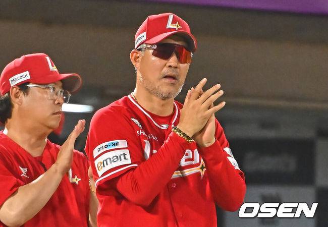 [OSEN=부산, 이석우 기자] 22일 부산 사직야구장에서 2026 신한 SOL KBO 리그 롯데 자이언츠와 SSG 랜더스의 경기가 열렸다. 홈팀 롯데는 박세웅이, 방문팀 SSG는 아빌라가 선발 출전했다.SSG 랜더스 이숭용 감독이 롯데 자이언츠에 7-3으로 승리한 후 선수들에게 박수를 보내고 있다. 2026.07.22 / foto0307@osen.co.kr