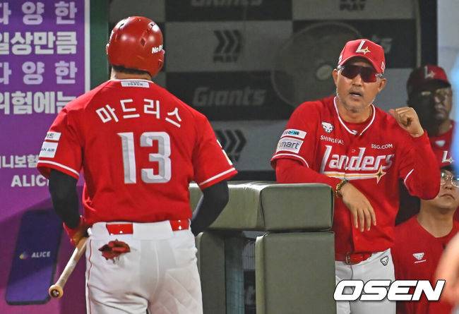 [OSEN=부산, 이석우 기자] 22일 부산 사직야구장에서 2026 신한 SOL KBO 리그 롯데 자이언츠와 SSG 랜더스의 경기가 열렸다. 홈팀 롯데는 박세웅이, 방문팀 SSG는 아빌라가 선발 출전했다.SSG 랜더스 마드리스가 5회초 중월 솔로 홈런을 치고 이숭용 감독의 축하를 받고 있다. 2026.07.22 / foto0307@osen.co.kr