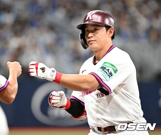 [OSEN=고척, 이대선 기자] 22일 서울 고척스카이돔에서 2026 신한 SOL KBO리그 키움 히어로즈와 삼성 라이온즈의 경기가 열렸다.이날 키움은 알칸타라, 삼성은 김백산을 선발로 내세웠다.6회말 1사에서 키움 김웅빈이 안타를 치고 환호하고 있다. 2026.07.22 /sunday@osen.co.kr