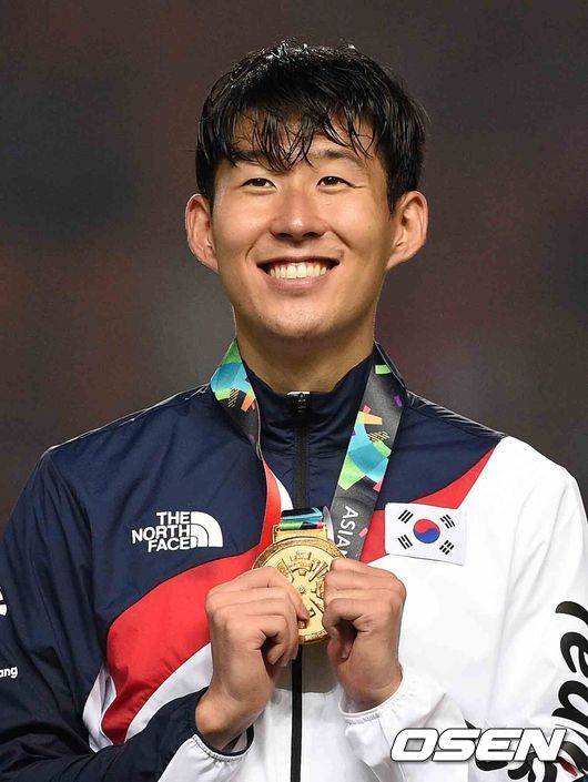 [OSEN=보고르(인도네시아), 이대선 기자] 시작은 미약했지만 그 끝은 창대했다.김학범호의 와일드 카드 공격수 황의조(감바 오사카)에게 꼭 어울리는 문구다. 김학범 감독이 이끄는 아시안게임 남자 축구대표팀은 1일(한국시간) 밤 인도네시아 보고르 파칸사리 스타디움서 열린 2018 자카르타-팔렘방 아시안게임 남자 축구 결승전서 일본과 연장 혈투 끝에 2-1로 승리했다. 연장 전반 3분 이승우의 천금 선제골과 연장 전반 11분 황희찬의 결승골을 더해 금메달을 확정지었다.경기 후 한국 와일드카드 조현우-손흥민-황의조가 금메달엘 깨물고 있다.한국 손흥민이 금메달을 들고 포즈를 취하고 있다./ sunday@osen.co.kr