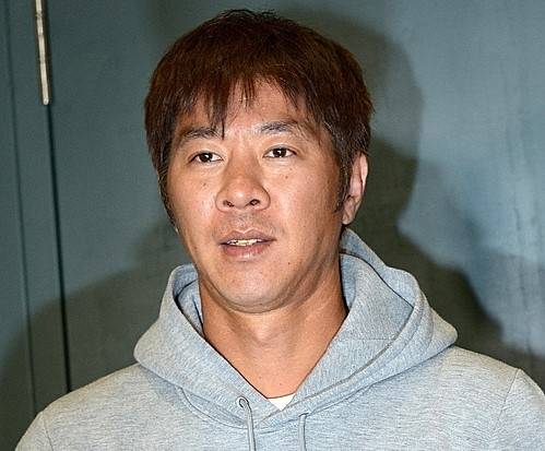해외 원정도박 혐의로 징계 처분을 받고 삼성에서 방출된 임창용이 KIA 타이거즈와의 입단 계약을 위해 괌에서 개인훈련을 마치고 인천국제공항을 통해 입국해 취재진과 인터뷰를 하고 있다. 2016.3.28 뉴시스 자료사진