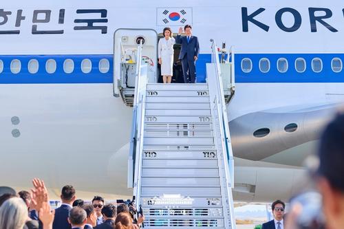 이재명 대통령과 김혜경 여사가 이달 8일 튀르키예 앙카라 에센보아 국제공항에서 몽골행 공군 1호기 탑승 전 환송객에게 인사하고 있다. 사진 제공=청와대
