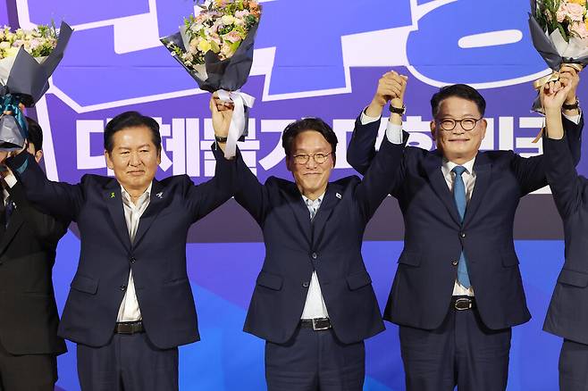 더불어민주당 당 대표 예비경선을 통과한 김민석·정청래·송영길 후보가 23일 국회 의원회관에서 기념 촬영하고 있다. ⓒ연합뉴스