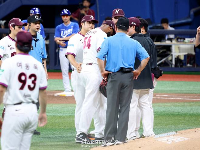 2026 신한 SOL KBO리그 키움 히어로즈 대 삼성 라이온즈 경기가 22일 서울 고척스카이돔에서 열렸다.  키움 선발 알칸타라가 5회초 무사에서  삼성 이재현을 몸에 맞는 볼로 내보내고 몸에 이상을 느낀 후 교체되고 있다. /사진=김진경 kim.jinkyung@